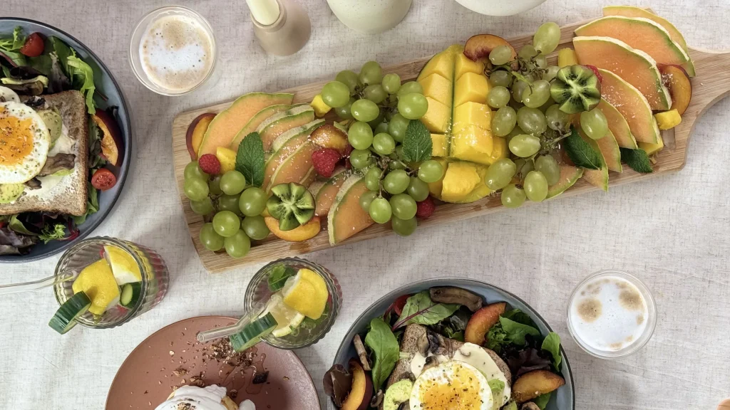 Plateau de fruits Assiette complète Eau aromatisée Café au lait