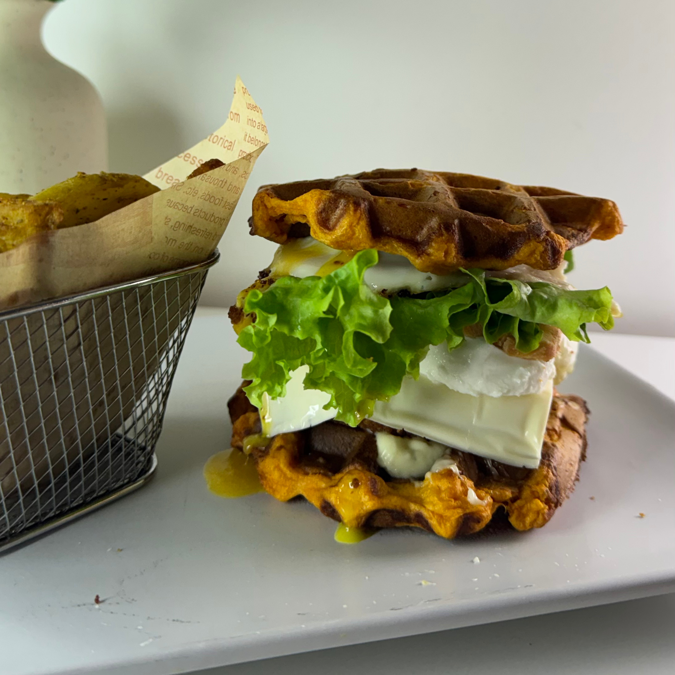 Image d'une assiette de wrap de patate douce farcie accompagné de frites de pommes de terre cuites au Airfryer. Recette de Njoy Healthy