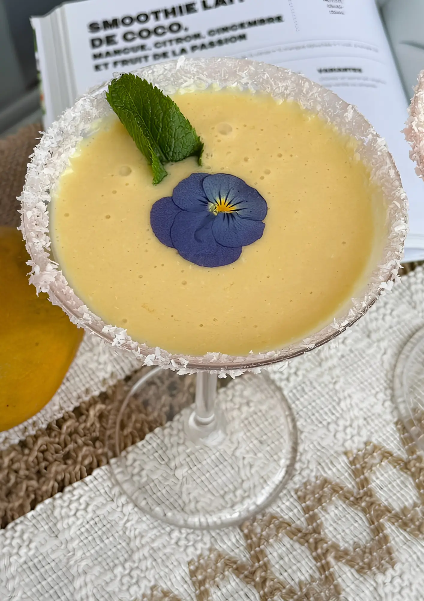 Image, d'un cocktail nommé Joséphin Baker, tirée de l'ebook "Boissons & Mocktails. 10 boissons pour l'été !" rédigé par Hawa DIALLO fondatrice de Njoy_Healthy