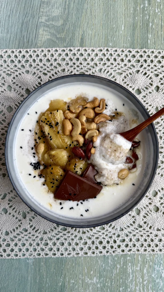 Bol de fromage blanc au fonio avec des toppings
