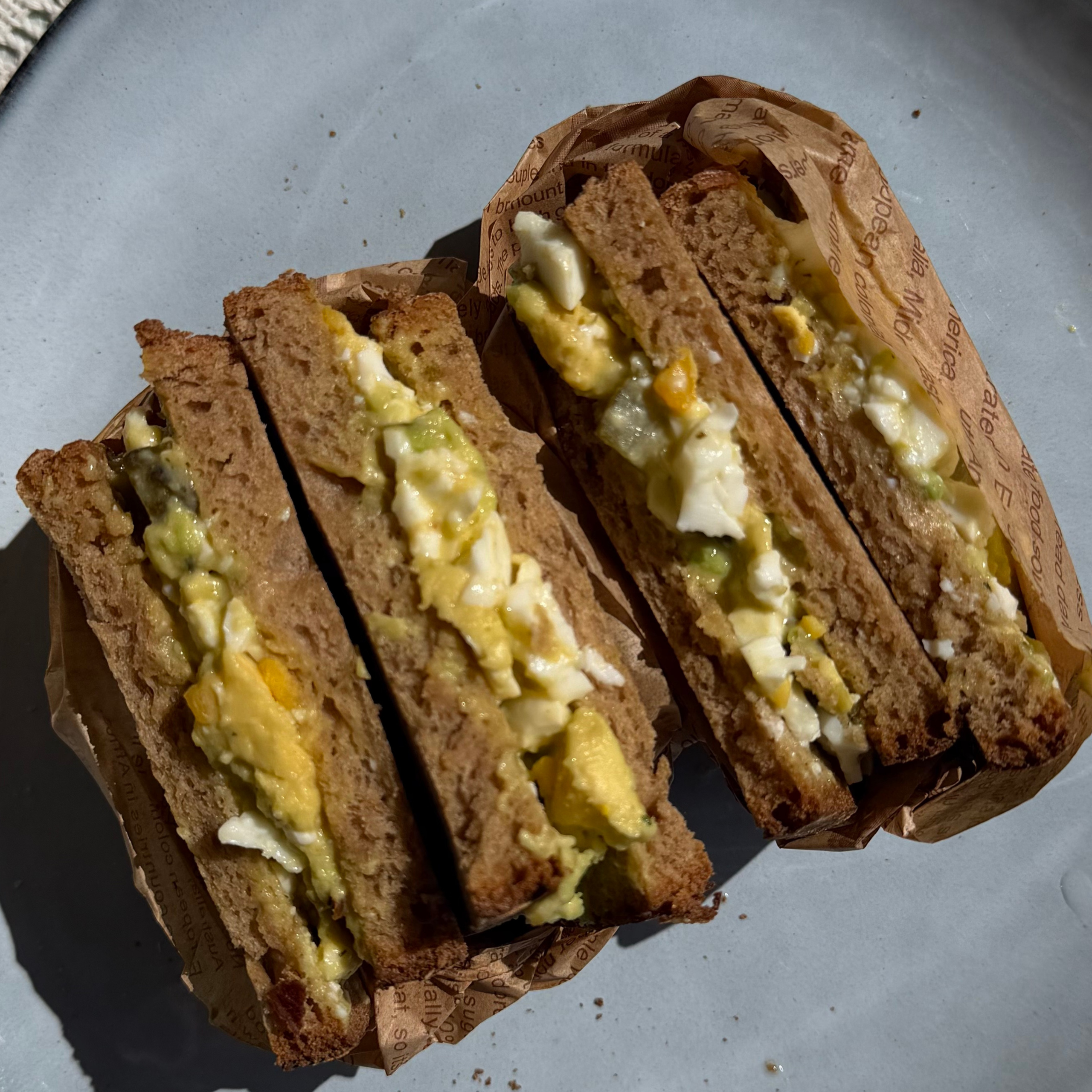 Pain complet à l'oeuf, avocat et cornichon
