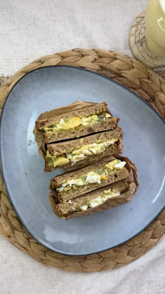 Pain complet à l'oeuf, avocat et cornichon